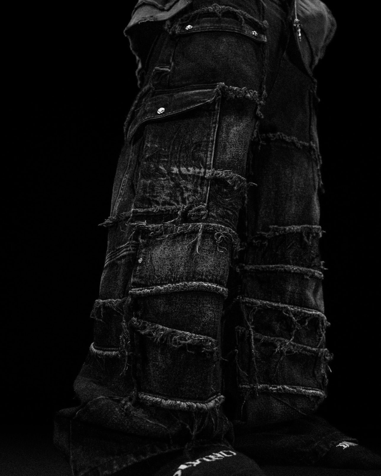 OVERSIZED DISTRESSED DENIM CARGO JEANS (ALLOY WASH)