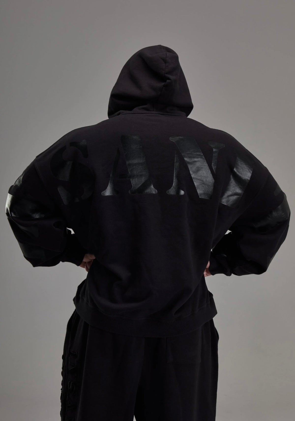 BLACKOUT PULLOVER